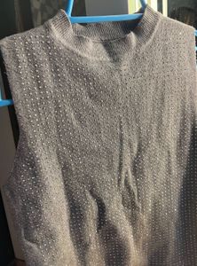 Sleeveless Gray Knit Top