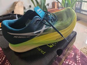 left pair of the shoe only.