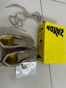 Zaydn Sneakers (Almost new)