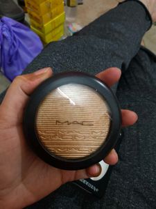 M.A.C Highlighter In Shade Oh, Darling