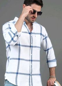 Casual white men&#39;s check shirt