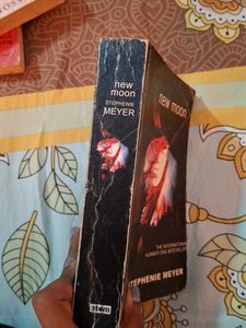 New Moon by Stephenie Meyer