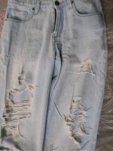 LIGHT WASH RIPPED JEANS