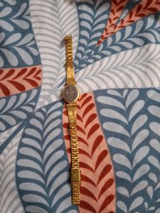 Elegant Gold Women&#39;s Watch