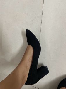Black Pumps