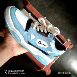 Ogly Sneakers