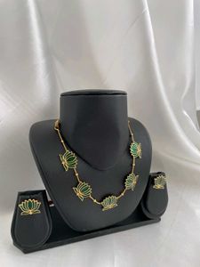 Green Lotus Choker