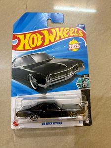 Hot Wheels: Ferrari F40 &amp; &#39;66 Buick Riviera