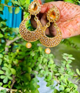 your ears deserve sparkle with our pretty earrings