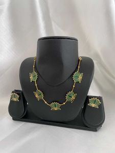 Green Lotus Choker