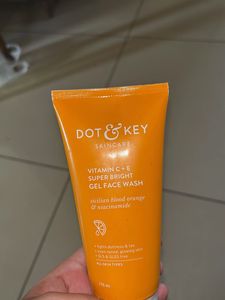 Dot & Key Vitamin C +E  Face Wash