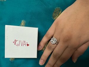 Elegant Silver Ring Giva