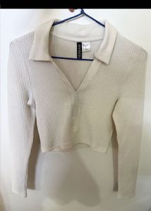 H&amp;M ripped crop v neck top