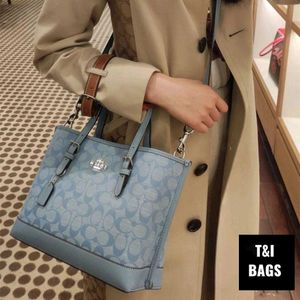 COACH SIGNATURE TOTE
