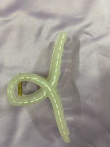 Elegant pinteresty White Hair Claw Clip 🤍