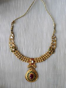Elegant Gold-Tone Gemstone Necklace