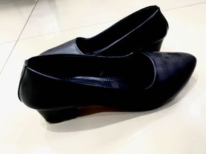 Feelings Black Wedges