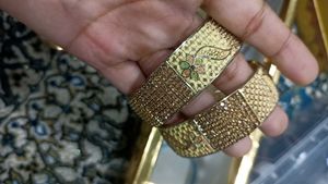 Bangles Set With Golden Kade