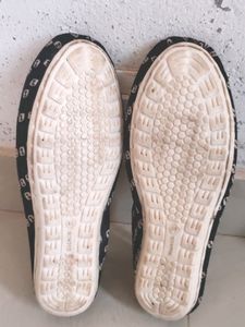 Black &amp; White Bandhani Toe Ring Flats