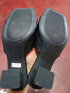 Brash Black Chain Detail Slides