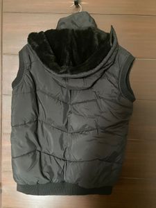 Men’s Sleeveless Puffer jacket (M)