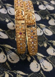 Gold Tone Floral Bangle Set