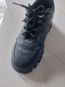 Unisex used Sneaker.