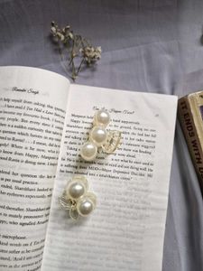 MEDIUM SIZED PEARL CLAW CLIP
