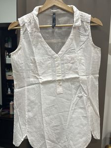 A smart classic white shirt with twist