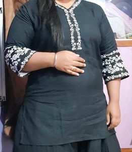 Mahira&#39;s Black Embroidered Kurti