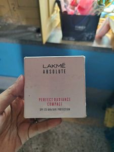 Lakme Absolute Compact