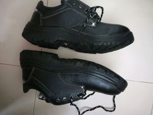 Leather safety shoes new with tag