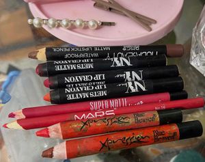 8 ITEMS LIP CRAYON SALE