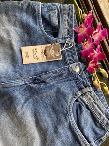 everyday dark blue denim with straight fit