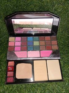 It&#39;s A Beautiful Makeup Kit With Many Eyeshades