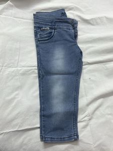 Stretchable Blue Denim Capri Jeans