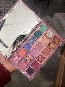 Huda Beauty Eyeshadow Palette