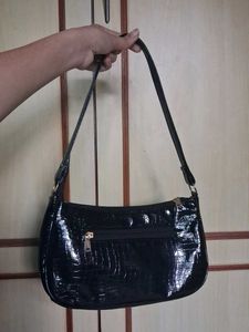 y2k style black sling bag