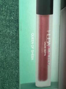 Huda Beauty Liquid Matte Lipstick “Queen Of Sheba”
