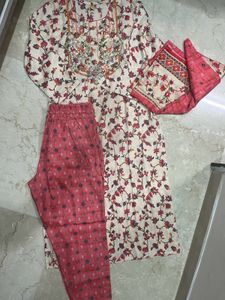 Kurta Pant Dupatta Set.