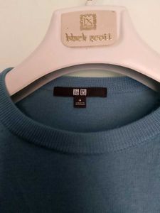 uniqlo branded swaetshirt .