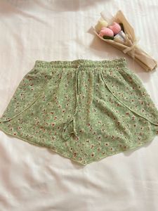 *NEW*Green Mini Skirt With Shorts Attached 💚