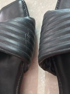 Chic cushioned Black Slides
