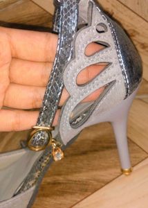 🦋Imported Velvet Butterfly Grey Stilletoes✨