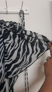 beautifull black and white printed cold shoulder d