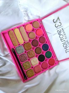 23 Spotlight Makeup Palette
