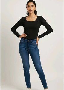 Black square neck crop top 🖤