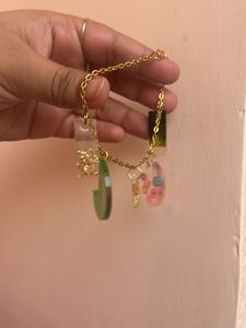 Five charms Resin bracelet