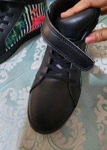 KazarMax Pretty Swan Sneakers
