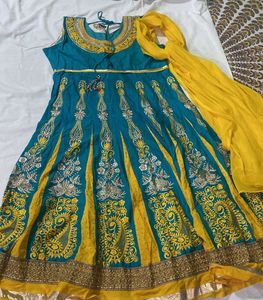 Elegant Kurti Set with Dupatta & Pajama – Size M |